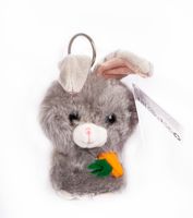 Мягкая игрушка-брелок "Зайка с морковкой" (13 см; серый)