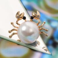 Брошь "Крабик" (белый в золоте)