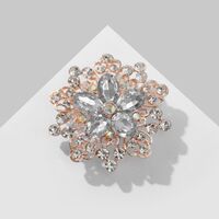 Брошь "Цветок с ажурными лепестками" (белая в розовом золоте)